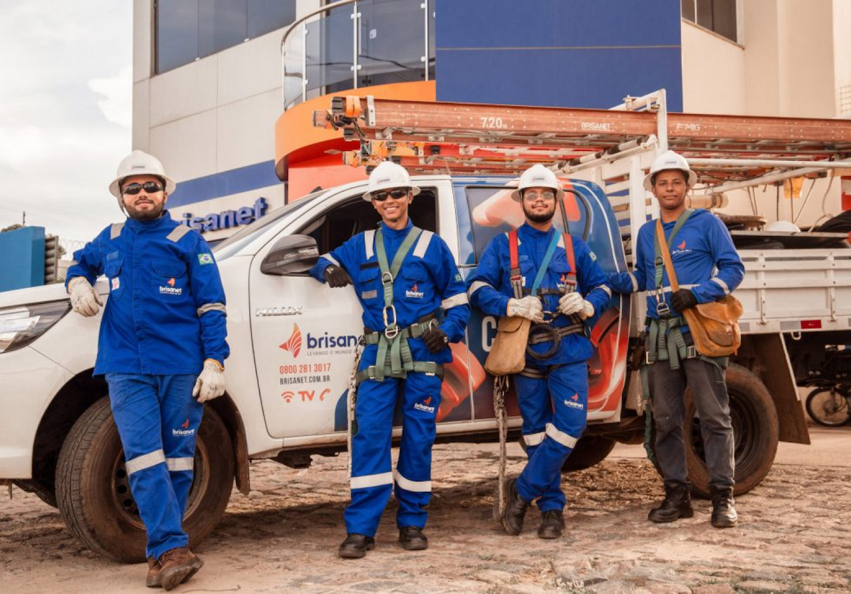 Quatro instaladores da brisanet encostados em uma hilux caracterizada da brisanet